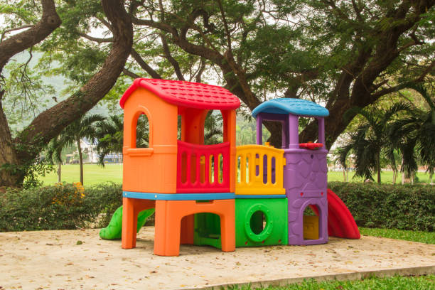 Plastic Playhouses vs Wooden Playhouses: Which is Better?